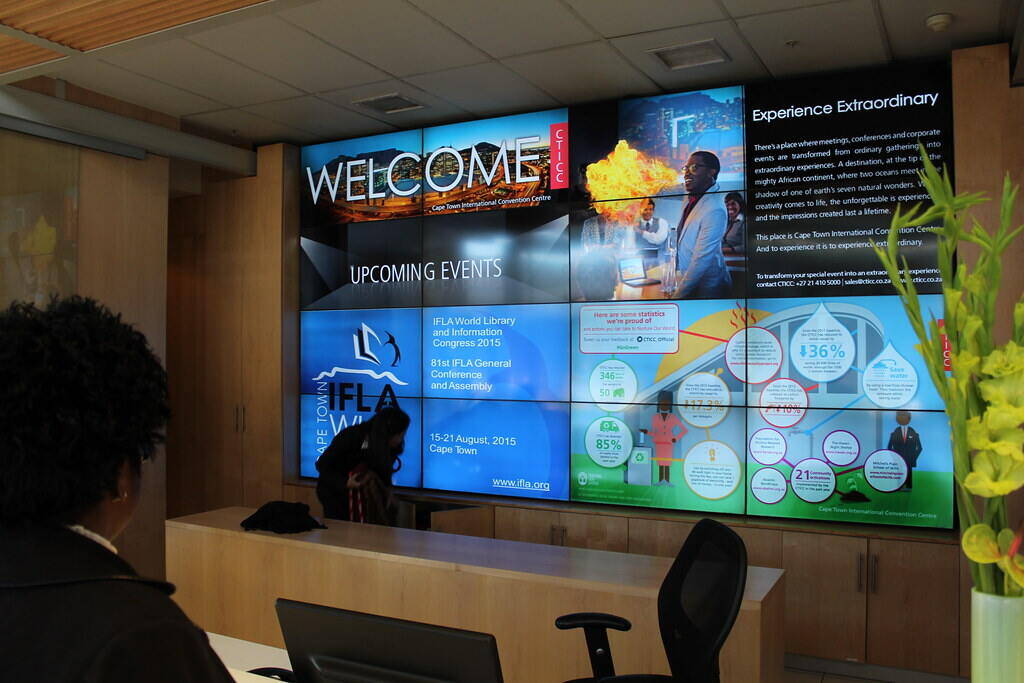 digital signage in corporate and office  (1)